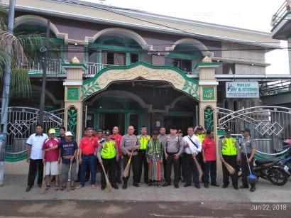 Sambut HUT ke-72 Bhayangkara, Polsek Cengkareng Adakan Kegiatan Kerja Bakti di Masjid Al-Istiqomah