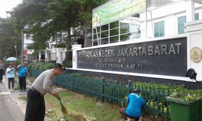 Jelang HUT Bhayangkara ke-72, Polsek Palmerah Kerja Bakti di Pengadilan Negeri Jakarta Barat