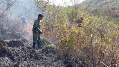 Bersama Warga, Bati Wanwil Koramil Sampung Padamkan Kebakaran Hutan