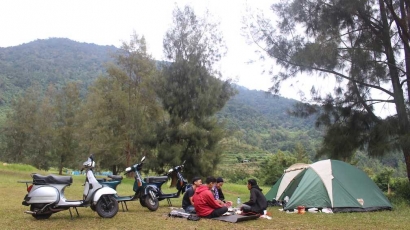 "Camping" Ceria bersama Teman dan Vespa Tua di Golf Park, Cibodas