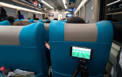Ini Rasanya Menonton Siaran Langsung Piala Dunia di Kereta Api
