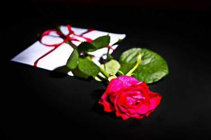 Puisi | Mawar Merah dan Surat Cinta