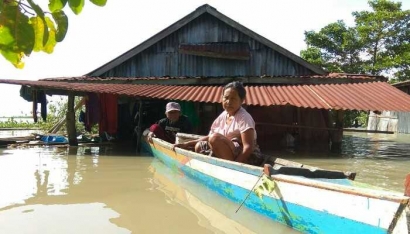 Akibat Banjir, Nenek Tua Ini Hidup di Atas Perahu Kecil
