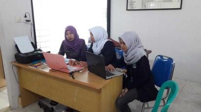 Amankan Data Balai Desa, KKN UM 2018 Desa Purwosekar Ajarkan Kearsipan Elektronik