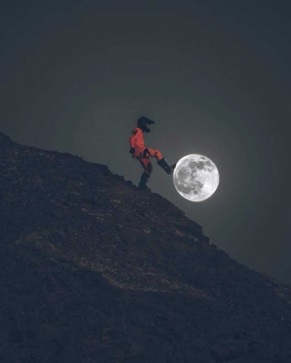 Puisi | Menendang Bulan