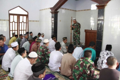Bersama Warga Satgas TMMD Tunaikan Sholat Jum'at  Di Masjid Al Ikhlas