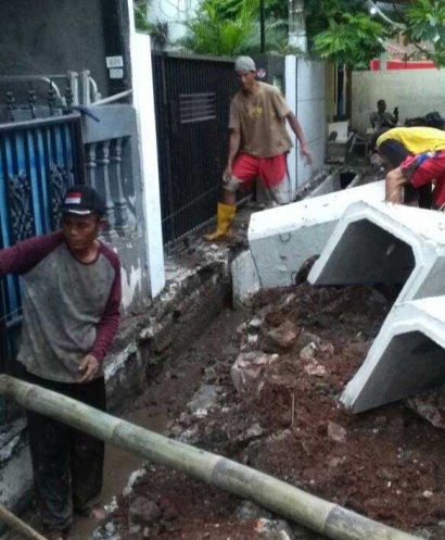 Antisipasi Jelang Musim Hujan, Sudin Bina Marga Jakarta Barat Perbaiki Saluran Air di RW 12 Palmerah