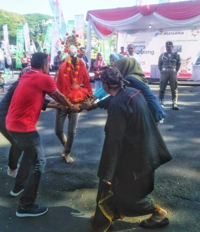 Jelangkung dan Bambu Gila Ikut Menyambut Obor Asian Games 2018 di Kota Malang