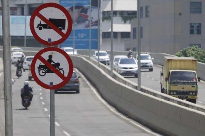 Sepeda Motor Dilarang Lewat!