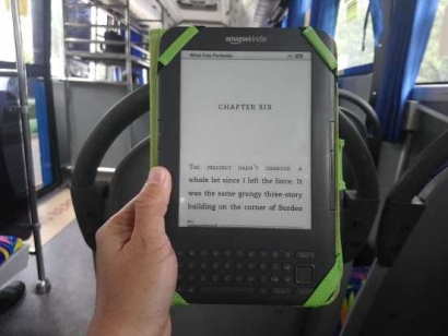 Hobi Membaca Buku Elektronik atau E-Book
