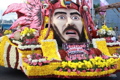 Ribuan Penonton Larut dalam Kemeriahan Karnaval Bunga di Tomohon