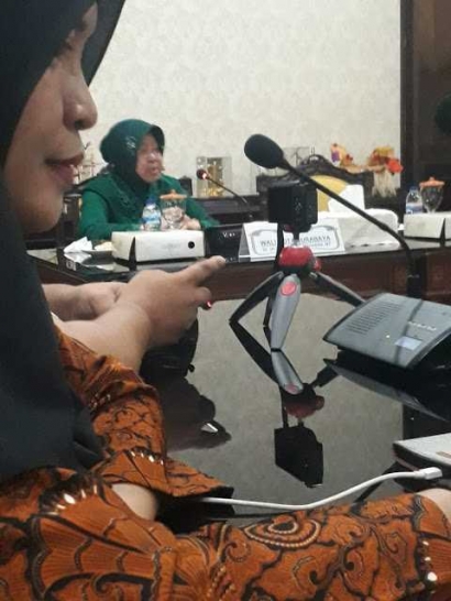 Berbagi Energi Baik antara Bu Risma dan Penggiat Media Sosial