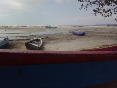 Perahu Terdampar di Pantai Gersang (3)