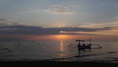 Keceriaan Melihat Lumba-lumba di pantai Lovina Bali