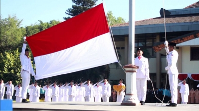 Merah Putih dan Tangis Haru Paskibraka Universitas Sebelas Maret Surakarta