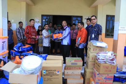 Penyerahan Bantuan kepada Korban Kebakaran di Desa Pasir Putih Kecamatan Kintap