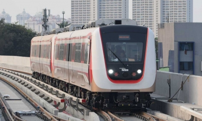 Sensasi Pertama Naik LRT Jakarta