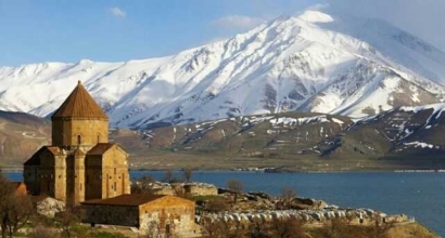 Indahnya Gereja Akdamar di Tengah Danau Van, Turki