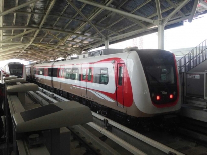 Keseruan Menjajal LRT Gratis di Jakarta