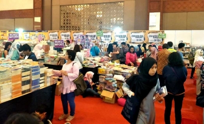 Menikmati "Discount Besar" di Zona Kalap Indonesia International Book Fair 2018