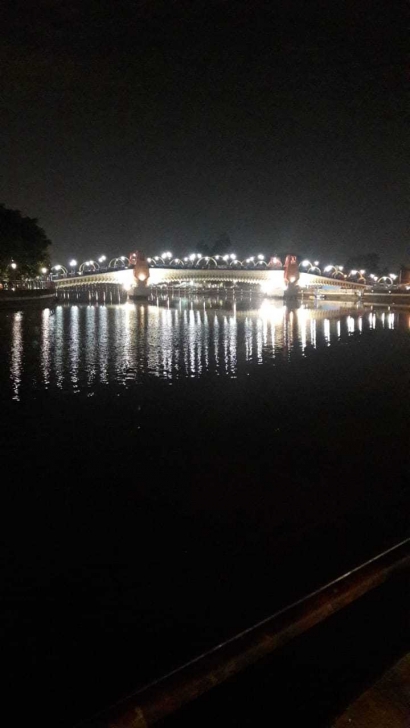 Menikmati Malam di Jembatan Kaca Cisadane