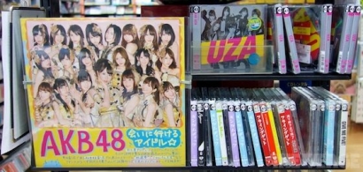 Mengoleksi CD AKB48 (Idol Grup Asal Jepang)