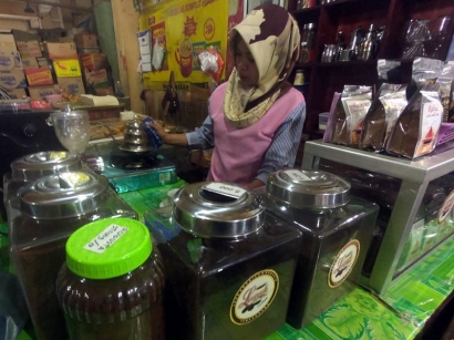 Ngopi ala Kafe di Tengah Pasar, Harum Kopi Berpadu Aroma Ikan Asin
