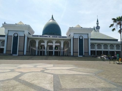 Berkunjung dan Mengagumi Kemegahan Masjid Nasional Al-Akbar Surabaya