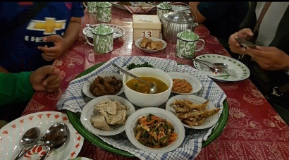 Mengenal Cara Makan Adat Tradisi Belitung di Rumah Makan Kampung Belitung