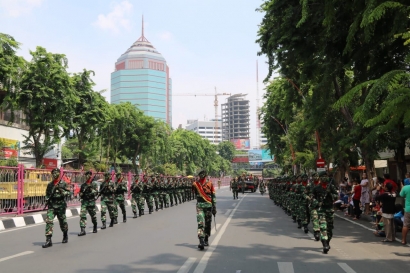 Di Peringatan Hari Pahlawan, Yonif 500 Sikatan Pukau Warga Surabaya