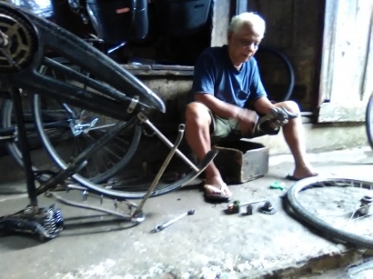 Kisah Tukang Servis Sepeda Tua di Pasar Koplak