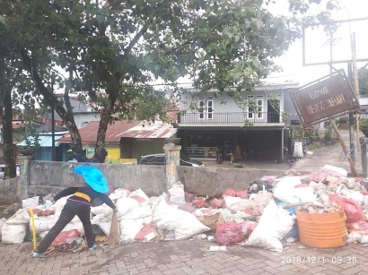Perangi Sampah Pasar Malino, Asda Rela Tak Digaji