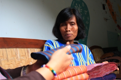 Kisah Perempuan Penenun Menjadi Aktor Ekonomi Kreatif Dusun Sejatidesa