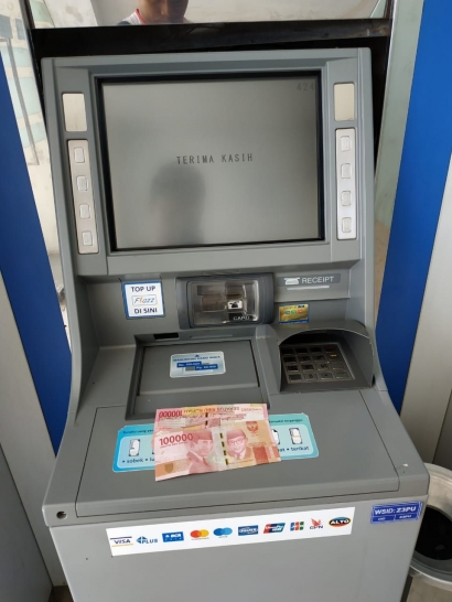 Mengapa Nasabah Bank Sebaiknya Transaksi Tanpa Kartu di ATM?