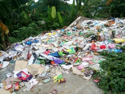 Sampah Menumpuk di Halaman Kantor BKN Makassar, Tanggungjawab Siapa?