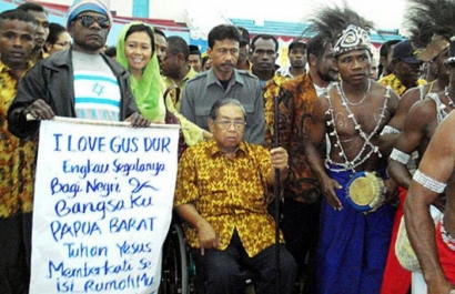 Gus Dur Memanusiakan Papua