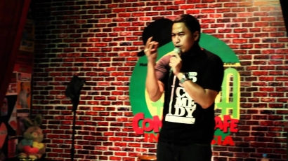 Tawa dan Refleksi: Belajar dari Stand-Up Comedy