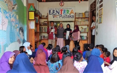 Aksi Nyata Mahasiswa Unindra Memotivasi Baca Anak TBM Lentera Pustaka