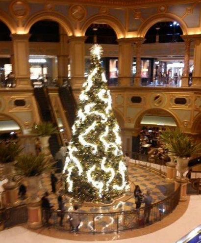 Perjalanan Panjang  "Joyful" si Pohon Natal