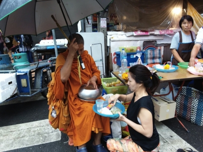 Bhikkhu Dapat Tempat Terhormat Sekalipun Hadir di Pasar