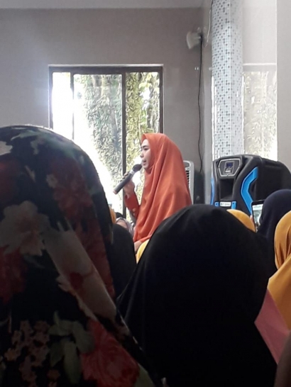 Muslimah Zaman Now Tantangan Ibu Masa depan, "Potret dakwah umma Oki Setiana Dewi"