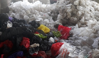 Sampah Kantong Plastik Mewarnai Tahun Politik