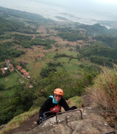 Memacu Adrenalin dengan Panjat Tebing Gunung Parang, Purwakarta