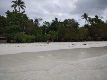 Merasakan Pasir Terhalus di Asia di Pantai Ngurbloat