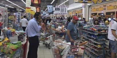 Belanja di Pasar Swalayan, Amati Saat Kasir Mengentri Data