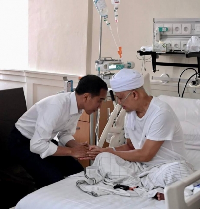 Seandainya Rocky Gerung Sakit Pun, Akan Dijenguk Jokowi?
