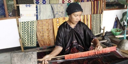 Krisis Suksesi Pemangku Tenun Tradisi Nusantara