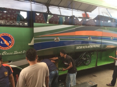 Hari Pertama Perjalanan Jakarta-Medan dengan Bus ALS, Motor Roda Satu