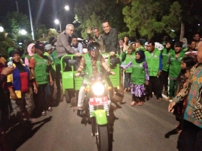 Ilham Azikin Tunggangi Motor Sampah Mengarak Piala Adipura