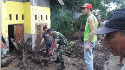TNI-Polri-BPBD bersama Komponen Masyarakat Bersihkan Material Banjir dan Longsor di Ngoro